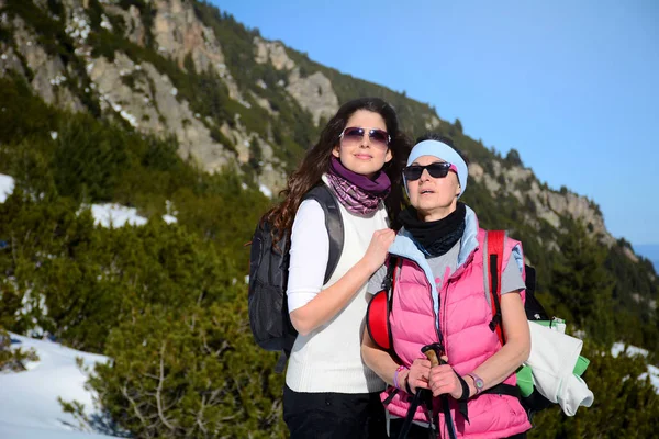 高い雪の山の母と娘 冬の家族旅行のコンセプト — ストック写真