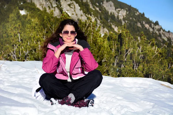 Sonriente Linda Mujer Gafas Sol Sentado Invierno Nieve Bosque Fondo —  Fotos de Stock