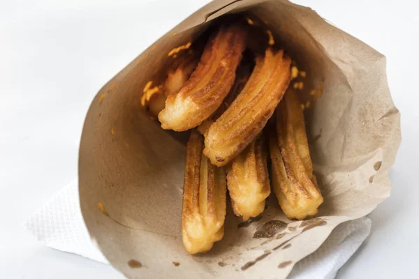 Finom Churros Pálcikák Mélyen Sült Papírzacskóban Fehér Háttér — Stock Fotó