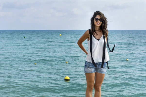 Morena Joven Posando Sobre Mar Playa Fondo — Foto de Stock