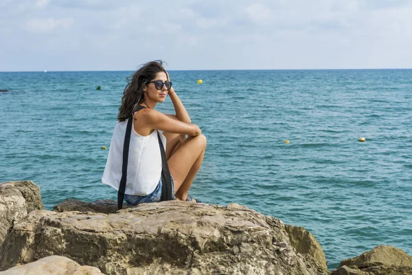 Morena Joven Sentada Roca Por Fondo Del Mar —  Fotos de Stock