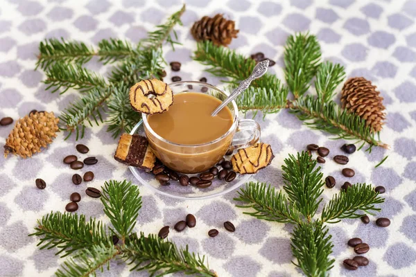 Glas Becher Leckeren Latte Mit Keksen Auf Küchentisch Hintergrund — Stockfoto