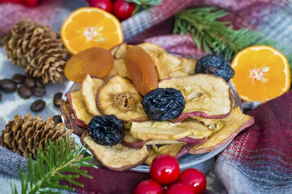 Frutas Secas Misturadas Com Solavancos Ramos Pinho Fundo Mesa Cozinha — Fotografia de Stock