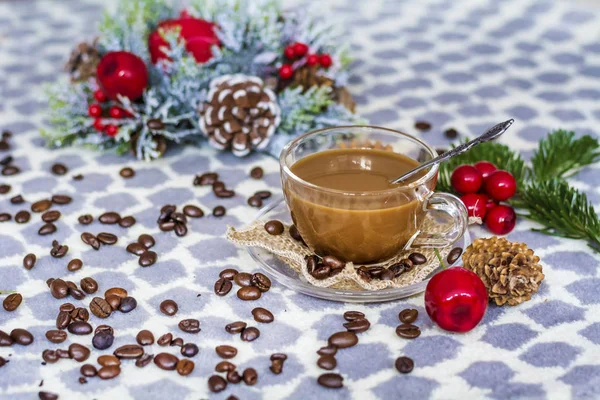 Latte Glasschale Mit Kaffeebohnen Und Tannenzweigen — Stockfoto