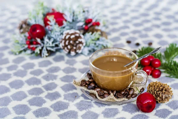 Latte Glasschale Mit Kaffeebohnen Und Tannenzweigen — Stockfoto