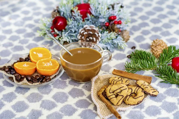 Perfekte Tasse Kaffee Mit Keksen Orangen Und Zweigen Tannenbäume Auf — Stockfoto