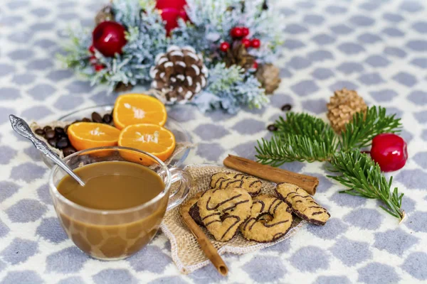 Perfekte Tasse Kaffee Mit Keksen Orangen Und Zweigen Tannenbäume Auf — Stockfoto