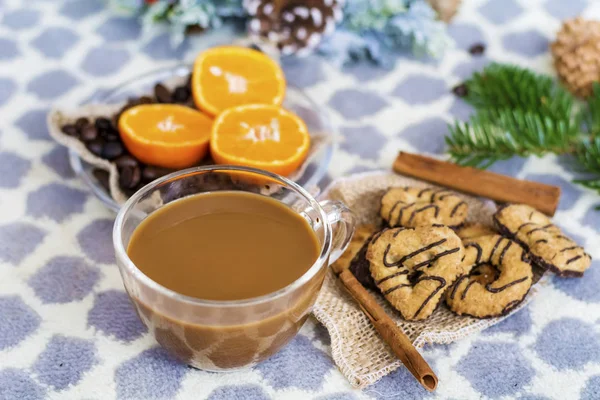 Perfekte Tasse Kaffee Mit Keksen Orangen Und Zweigen Tannenbäume Auf — Stockfoto