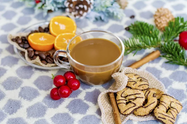 Perfekte Tasse Kaffee Mit Keksen Orangen Und Zweigen Tannenbäume Auf — Stockfoto