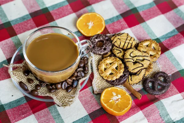 Heißer Und Starker Kaffee Glasschale Mit Keksen Orangen Und Zweigen — Stockfoto