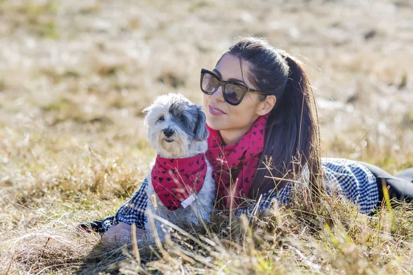 Улыбающаяся Женщина Солнечных Очках Лежащая Собакой Розовых Шарфах Фоне Полевой — стоковое фото