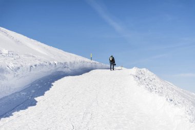 Yüksek Karlı Dağdaki Adam. Kış Tatili Konsepti. 
