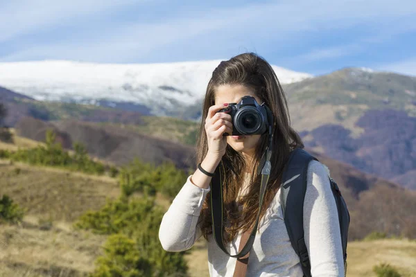 Mujer Alta Montaña Nevada Con Cámara Fotográfica Concepto Vacaciones Invierno —  Fotos de Stock