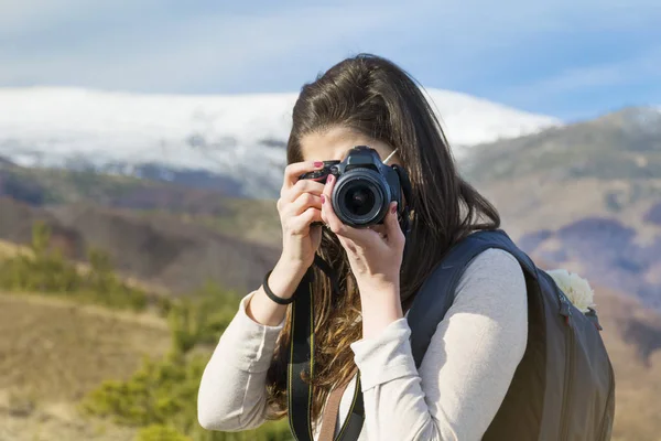 Mujer Alta Montaña Nevada Con Cámara Fotográfica Concepto Vacaciones Invierno —  Fotos de Stock