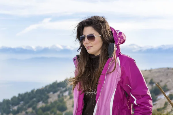 Mujer Guapa Gafas Sol Posando Cima Del Fondo Montaña Invierno —  Fotos de Stock