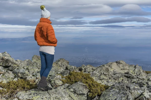 Prachtige Vrouw Winter Hoed Poseren Top Bergen — Stockfoto