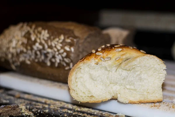 Viele Leckere Frisch Gebackene Leckere Mehlbrötchen Auf Der Markttheke — Stockfoto