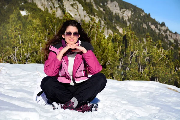 Linda Mujer Gafas Sol Sentado Invierno Nieve Fondo Del Bosque —  Fotos de Stock