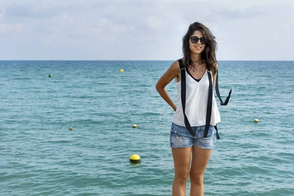 Joven Morena Mujer Posando Mar Playa Fondo —  Fotos de Stock