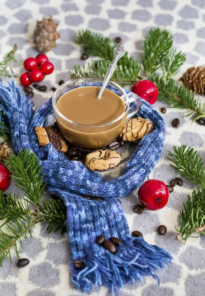 Tasse Leckeren Latte Mit Keksen Auf Küchentisch Hintergrund — Stockfoto