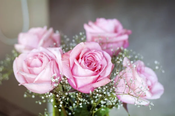 Belo Buquê Rosas Rosa Fundo Mesa — Fotografia de Stock