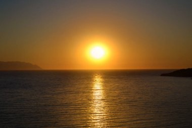 Deniz Üzerinde Güzel Altın Gün Batımı. Orange Sun ile Deniz Manzarası 