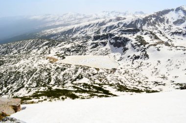 Güneşli bir günde Güzel Kış Dağı manzarası