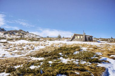 Bulgaristan 'ın Rila Dağı' ndaki Ahşap Dağ Çeşmesi 