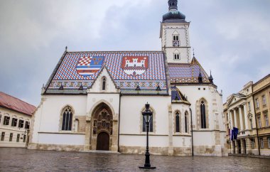 Zagreb, Hırvatistan-9 Haziran 2016: kilise St.Mark Zagrep, Hırvatistan bulutlu bir günde St.Mark'ın meydanında