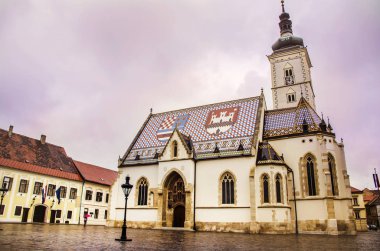 Zagreb, Hırvatistan-9 Haziran 2016: kilise St.Mark Zagrep, Hırvatistan bulutlu bir günde St.Mark'ın meydanında