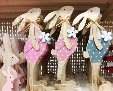 Birçok Tahta Paskalya Tavşanı figürleri. Paskalya Evi Dekorasyonu. 