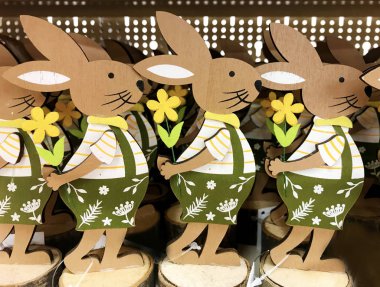 Birçok Tahta Paskalya Tavşanı figürleri. Paskalya Evi Dekorasyonu. 