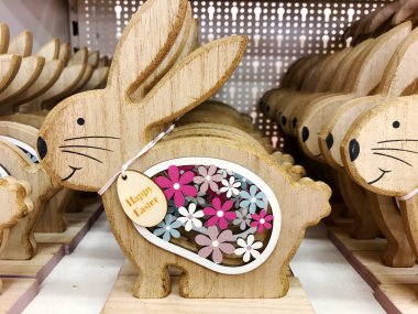 Birçok Tahta Paskalya Tavşanı figürleri. Paskalya Evi Dekorasyonu. 