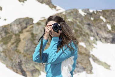Yüksek Karlı Dağ 'da Kameralı Kadın. Kış Tatil Konsepti. Dağda Fotoğrafçı. 