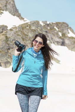 Yüksek Karlı Dağ 'da Kameralı Kadın. Kış Tatil Konsepti. Dağda Fotoğrafçı. 