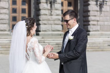 Gelin ve koca düğün günlerinde eğleniyorlar. 