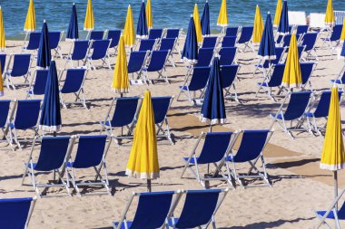 Fransa 'nın Cannes plajındaki Salon Sandalyeleri ve Şemsiyeleri 
