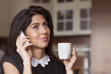 Evde Kahve Fincanı Tutan Güzel Kadın