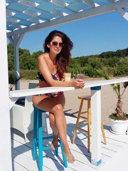 Hermosa Morena Bronceada Mujer Traje Baño Sentada Playa Tomando Café — Foto de Stock