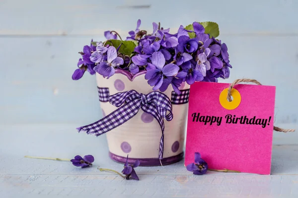 Violetas Flores Vaso Pequeno Com Mensagem Aniversário Feliz — Fotografia de Stock