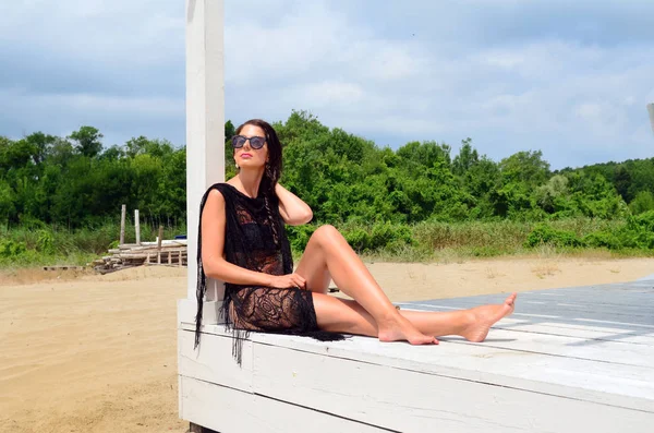 Hermosa Morena Bronceada Mujer Traje Baño Playa Negra Pareo Sentado —  Fotos de Stock