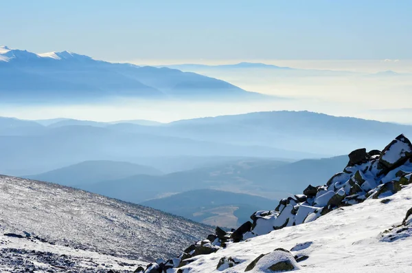 晴れた日の美しい冬の山の風景 — ストック写真