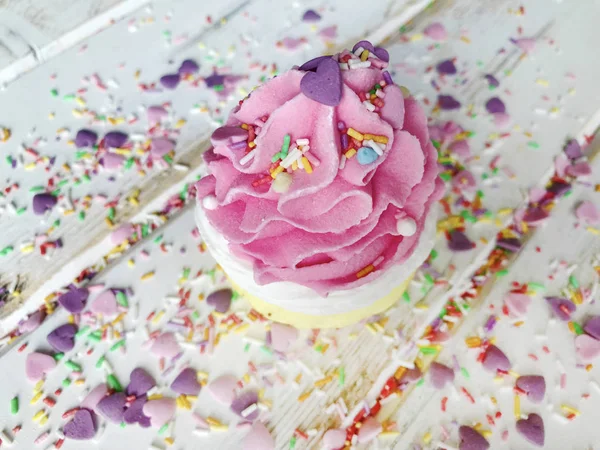 Muffin Med Rosa Grädde Vit Träbakgrund — Stockfoto