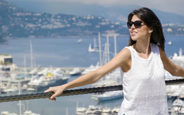 Fiatal Utazó Élvezi Kilátást Kikötőben Jachtok Monte Carlo Monaco Nyáron — Stock Fotó