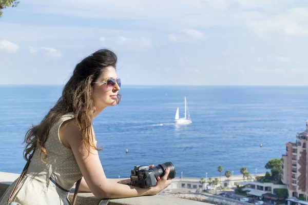 Jóvenes Viajeros Disfrutando Vista Del Puerto Con Yates Montecarlo Mónaco —  Fotos de Stock