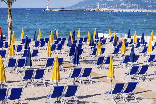 Lounge Sillas Sombrillas Playa Cannes Francia — Foto de Stock