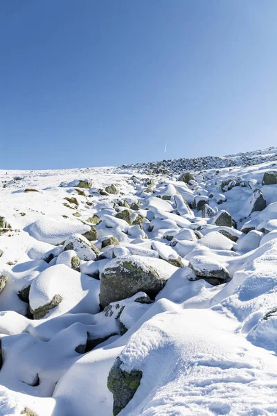 晴れた日に雪に覆われた石で美しい冬の山の風景 — ストック写真