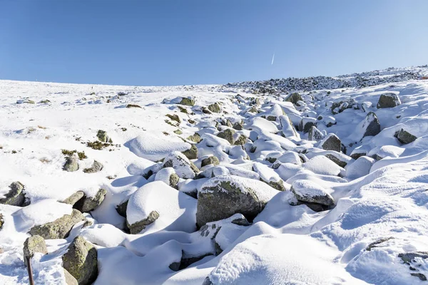 晴れた日に雪に覆われた石で美しい冬の山の風景 — ストック写真