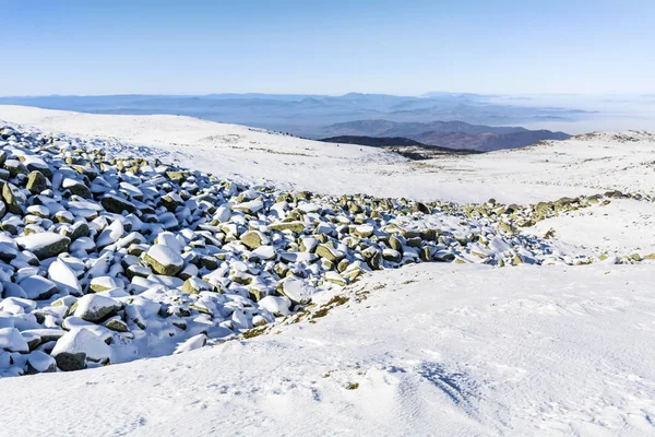 晴れた日に雪に覆われた石で美しい冬の山の風景 — ストック写真
