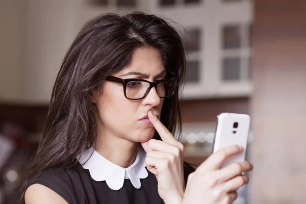 Mujer Joven Enojada Mirando Teléfono Inteligente Casa —  Fotos de Stock